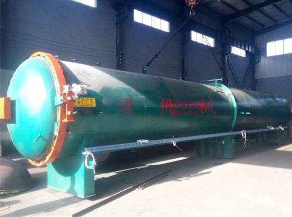 貴州客戶現(xiàn)場(chǎng)來(lái)考察木材防腐罐，日通機(jī)械熱烈歡迎！